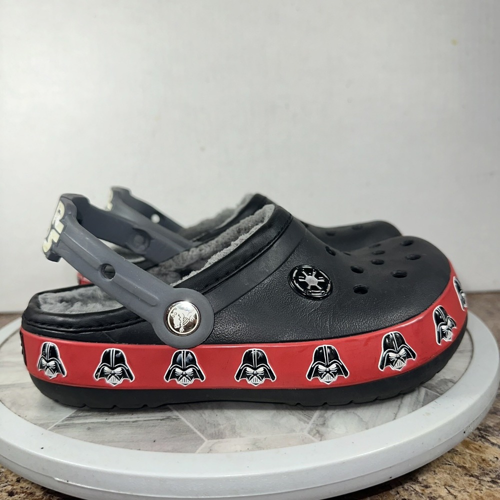 Crocs Kids‎ Darth Vader Clogs Sz 1 J1 Star Wars Fuzz Lined Death Star Heel Strap